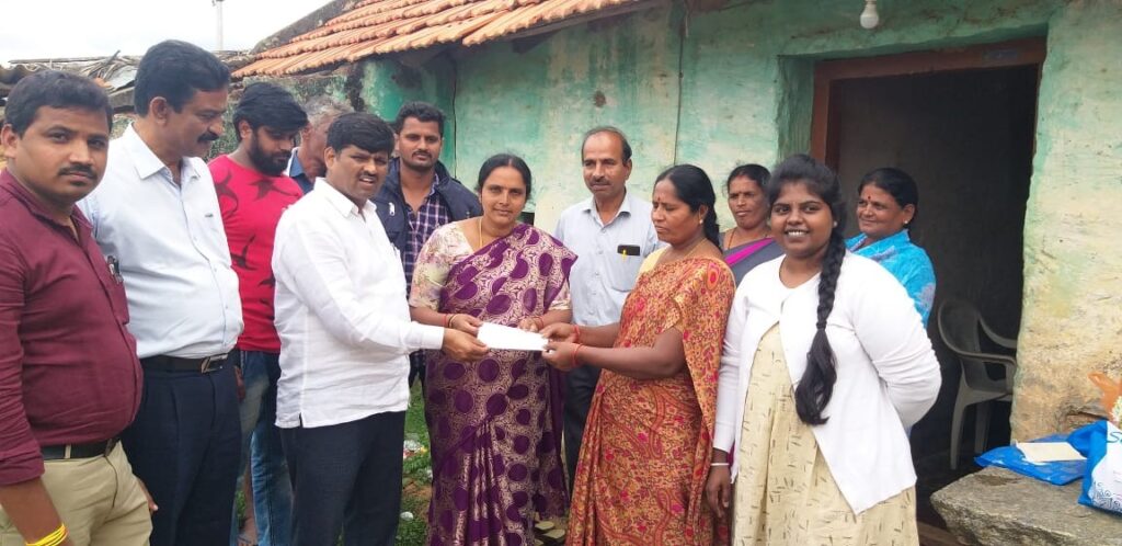 Cheque distribution from Rotary Kamadhenu